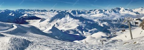 Panoramique sur les montagnes enneigées de La Plagne