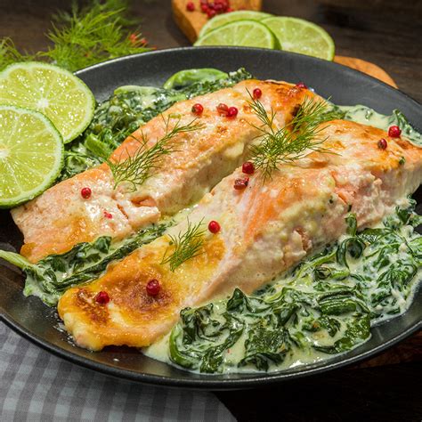 Plat de saumon avec des épinards, des poireaux et des courgettes