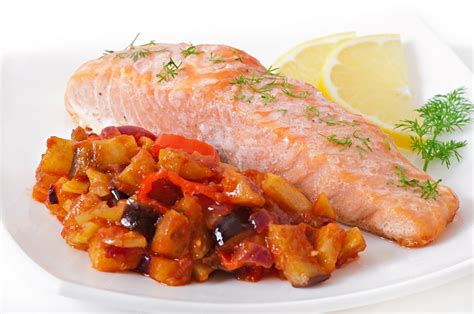 Saumon grillé avec une ratatouille colorée