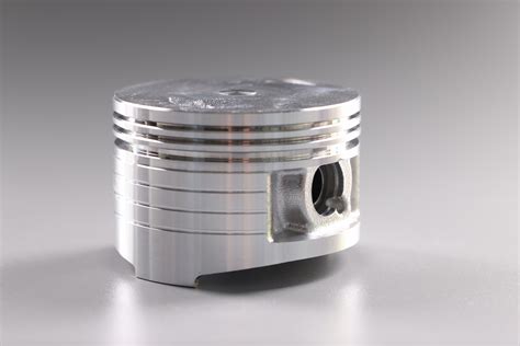 Outils spécifiques pour le montage d'un piston et d'un cylindre de petit moteur