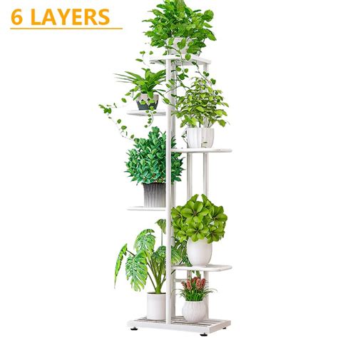 Porte-plante sur pied blanc à plusieurs niveaux avec différentes plantes