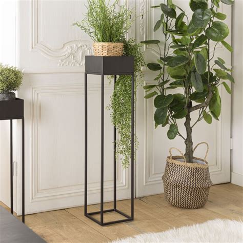 Divers matériaux de porte-plantes blancs (métal, bois, osier)