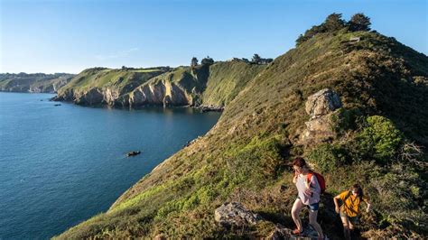 Panorama des falaises aveyronnaises au printemps
