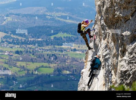 Grimpeur sur une ligne de vie en via ferrata