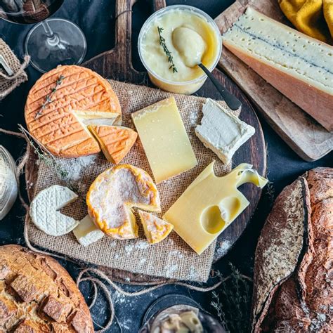 Plateau de fromages de la Franche-Comté comprenant du Comté et du Morbier