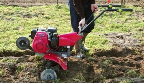 Motobineuse en fonctionnement dans un jardin