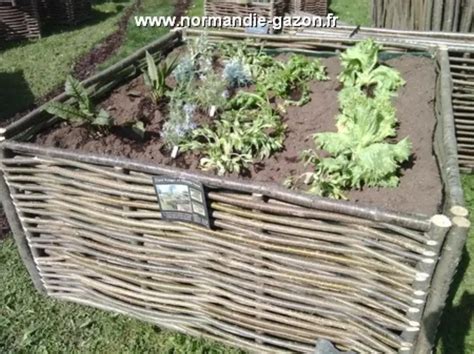 Vue d'ensemble d'un carré potager en noisetier tressé dans un jardin potager bien organisé