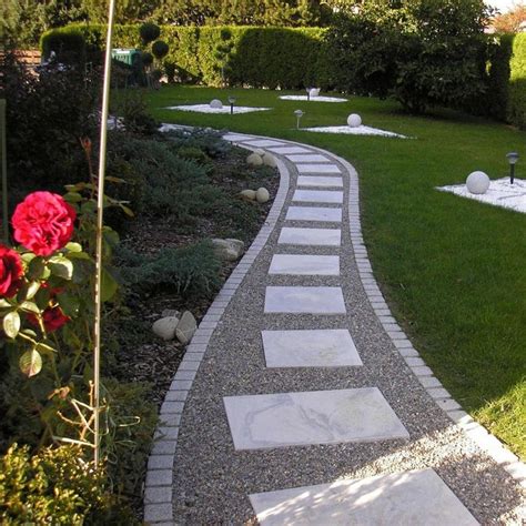 Exemples de paillages décoratifs dans une allée de jardin