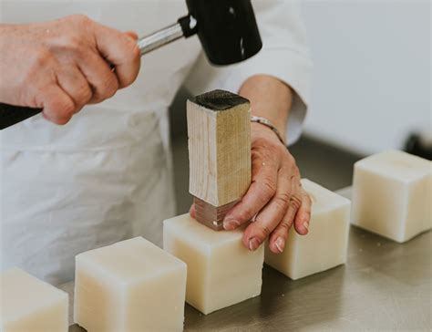 personne utilisant un savon artisanal