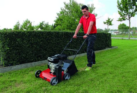 Scarificateur thermique en action sur une pelouse