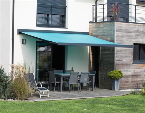 Store banne déployé sur une terrasse