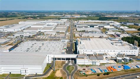 Vue aérienne schématique d'une zone industrielle et de son intégration paysagère