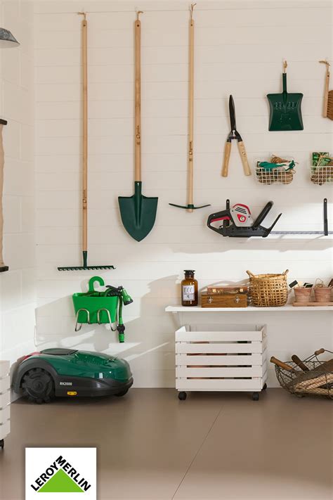 Outils de jardinage rangés dans un garage