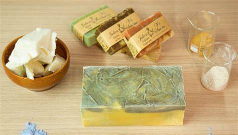 Panier d'ingrédients naturels et biologiques utilisés dans la fabrication de savons