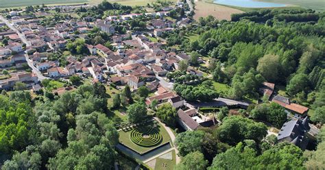 Carte administrative mettant en avant la position de Dampierre-sur-Boutonne dans les Vals de Saintonge