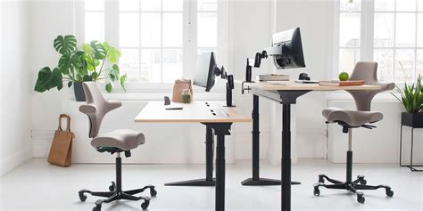 différents types de paniers de récolte ergonomiques posés sur une table en bois