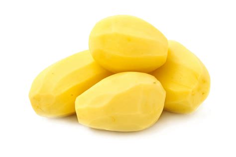 pomme de terre crue épluchée dans une casserole de soupe