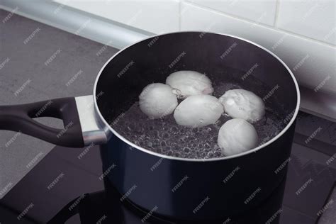une casserole d'eau de cuisson d'artichauts fumante sur une cuisinière