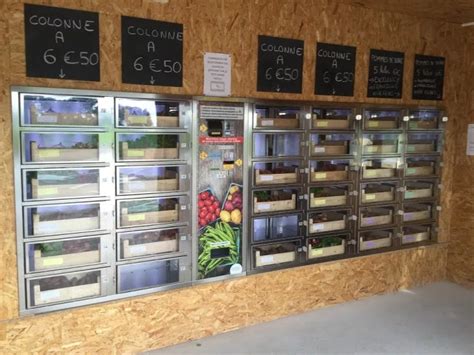 Distributeur automatique de légumes frais installé dans une cour de ferme