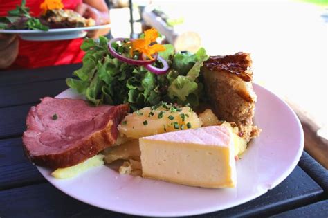 Assiette typique du repas marcaire servie dans une ferme-auberge