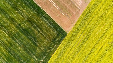 Photographie aérienne de champs cultivés et d'élevages dans les environs de Villefranche-de-Lauragais