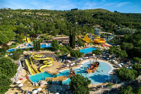 Famille profitant des toboggans aquatiques au camping Le Royan