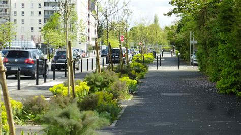 Trottoir fleuri en ville