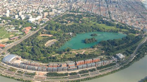 Vue aérienne du Parc de la Tête d'Or avec le lac et les serres