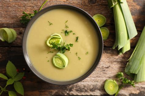 Illustration d'un potage aux poireaux traditionnel dans un bol en porcelaine