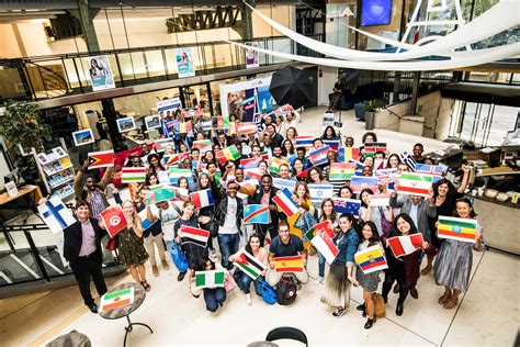 Étudiants internationaux sur un campus universitaire