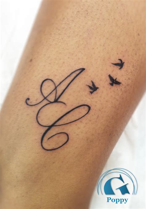 Schéma comparatif montrant un tatouage minimaliste avec initiale versus une pièce ornementale complexe