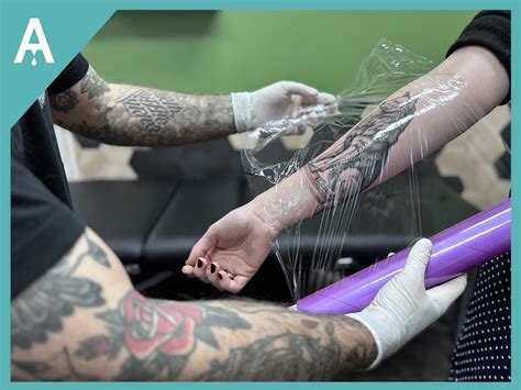 Infographie sur les étapes de cicatrisation d'un tatouage floral