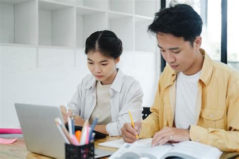 Tuteur expliquant un concept à un étudiant