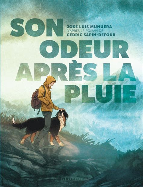 Loup se roulant dans la terre pour masquer son odeur