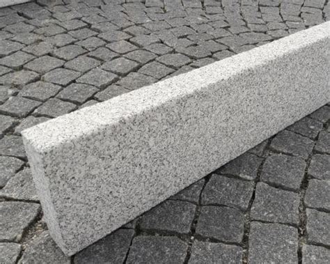Vue d'ensemble d'une allée paysagère délimitée par des bordures en granit beige P1