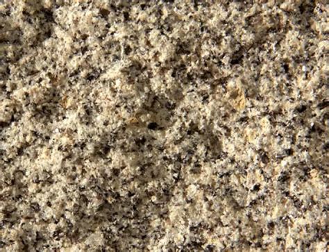 Détail de la texture du granit beige avec ses nuances naturelles et sa finition de surface