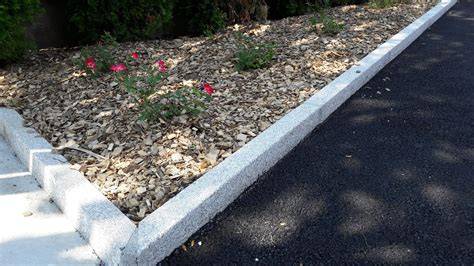 Schéma illustrant la pose d'une bordure de jardin délimitant une pelouse d'un massif de fleurs