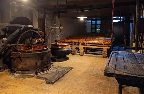 Cave d'affinage traditionnelle avec des meules de Reblochon sur des planches en épicéa