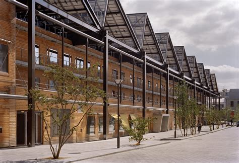 Vue d'ensemble de l'architecture en bois de la Halle Pajol