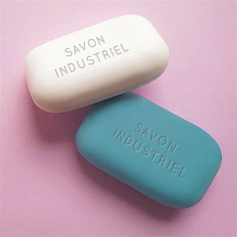 Comparaison visuelle entre un savon artisanal naturel et un savon industriel