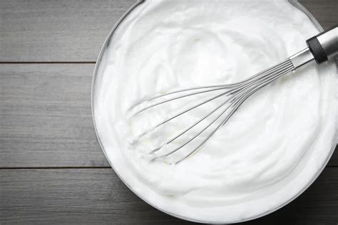 Schéma illustrant la technique de montage des blancs en neige pour un biscuit aérien