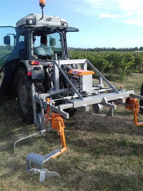 Photo rapprochée d'une lame intercep Braun en action dans un vignoble