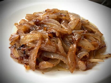 Plat de cuisine avec des oignons caramélisés