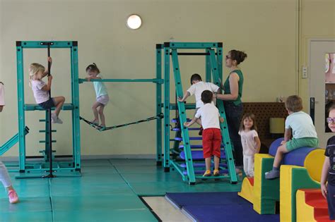 Enfant en petite section explorant une structure de motricité en milieu scolaire