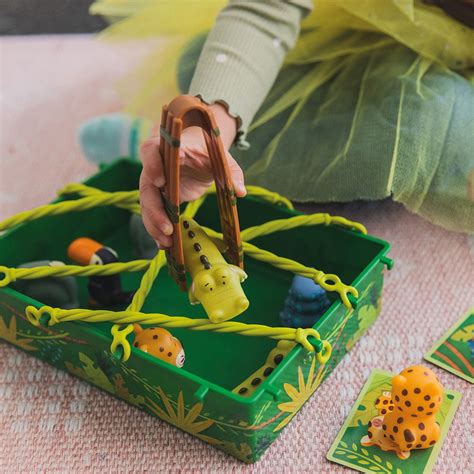 Jeu de motricité fine avec des légumes en carton