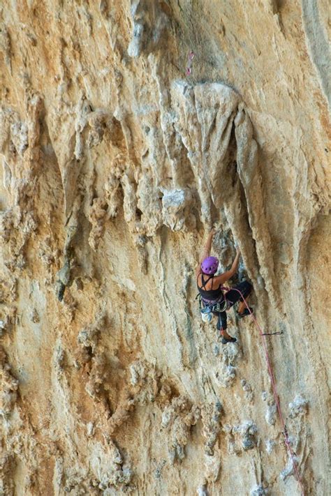 Falaises surplombantes et tufas à Kalymnos