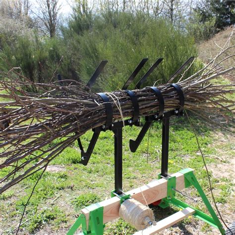 Schéma technique montrant le fonctionnement d'une Fagoteuse manuelle et la mise en place des branchages pour le cerclage.