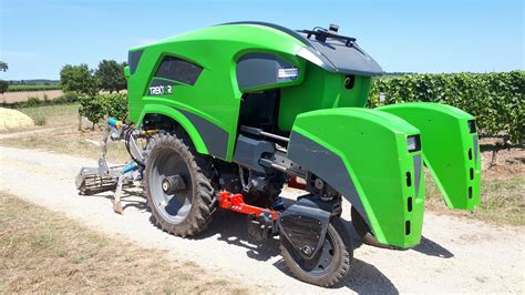 Robot Trektor de Sitia travaillant dans un verger