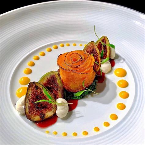 Plat gastronomique joliment dressé