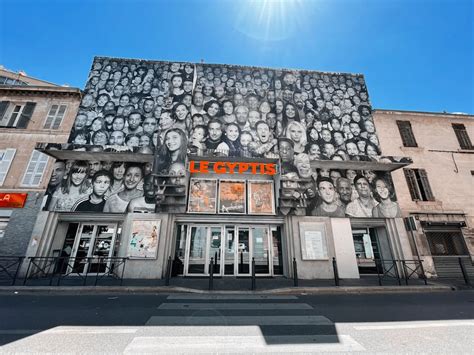 Le cinéma Le Gyptis avec sa façade composée de portraits des habitants